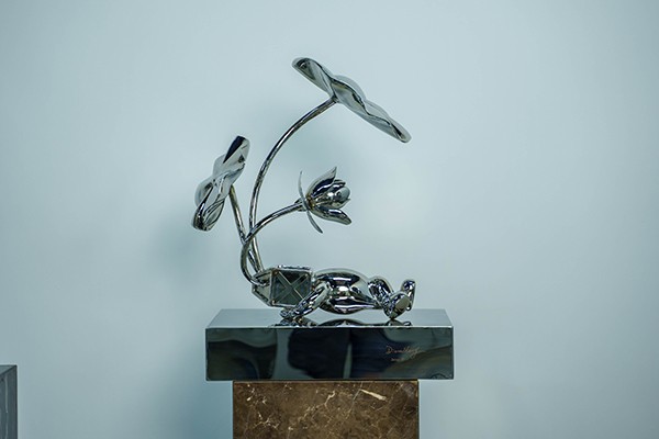 Modern Abstract Stainless Steel Flower Sculpture – Mirror Polished Decorative Art for Interiors & Public Spaces  Modern Abstract Stainless Steel Flower Sculpture – Mirror Polished Decorative Art for Interiors & Public Spaces